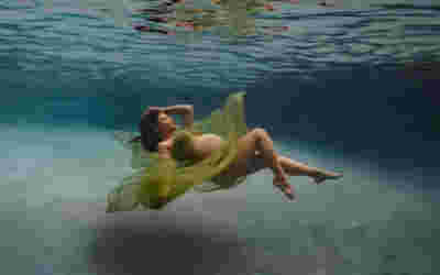 Nicolette Underwater Maternity 0170Cropped